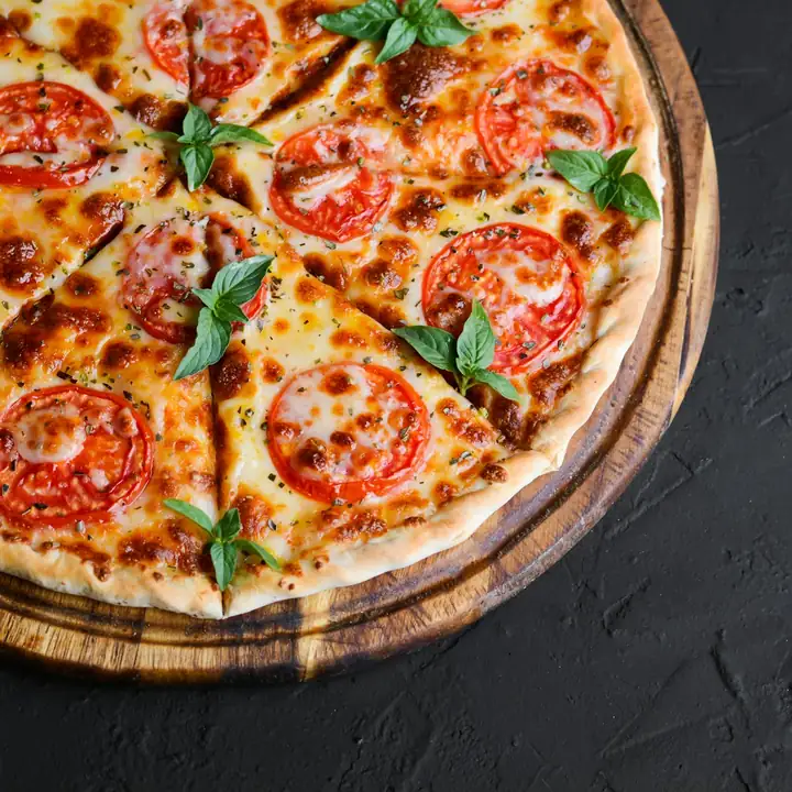 Pizza margherita com tomate e manjericão fresco