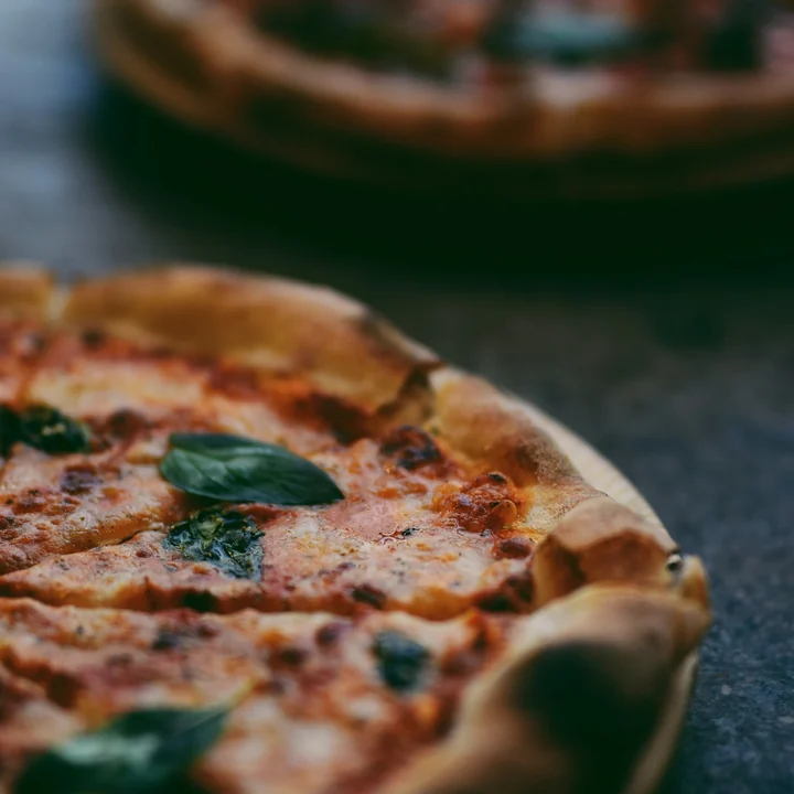 Duas pizzas servidas lado a lado na mesa