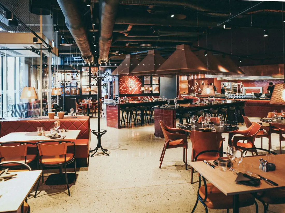 Balcão de mármore com banquetas de frente para a cozinha