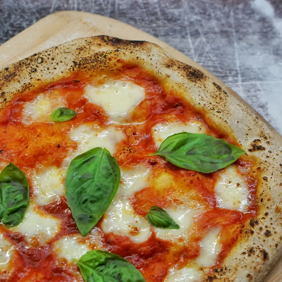Pizza inteira vista de cima, com a mussarela ainda borbulhando