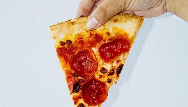 Fatia de pizza de calabresa com cebola
