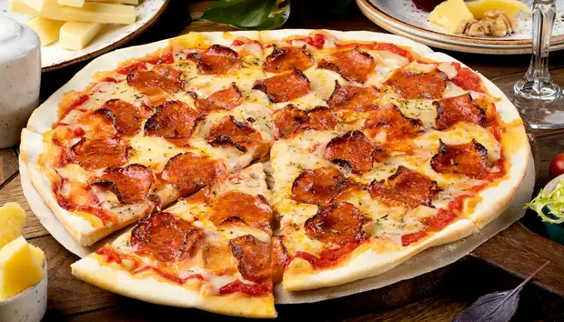 Pizza de frango com creme de queijo