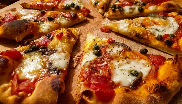 Pizza margherita com mussarela e manjericão fresco