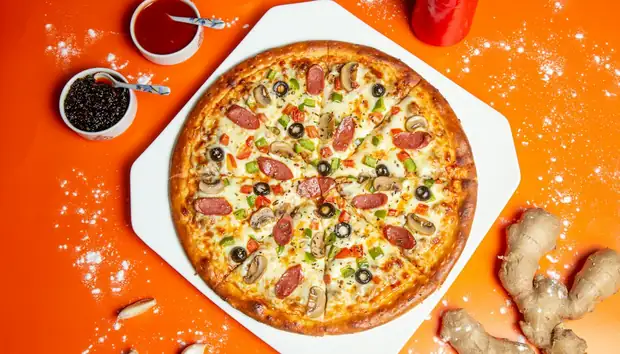 Pizza napolitana com azeitonas e aliche