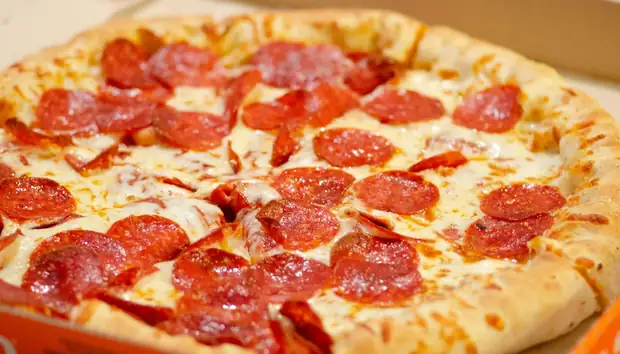 Pizza de pepperoni recém-assada