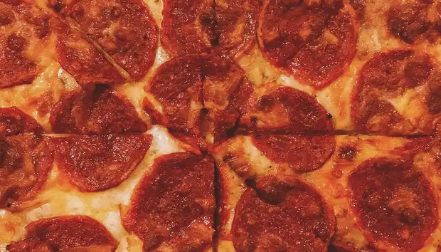 Pizza de quatro queijos derretidos